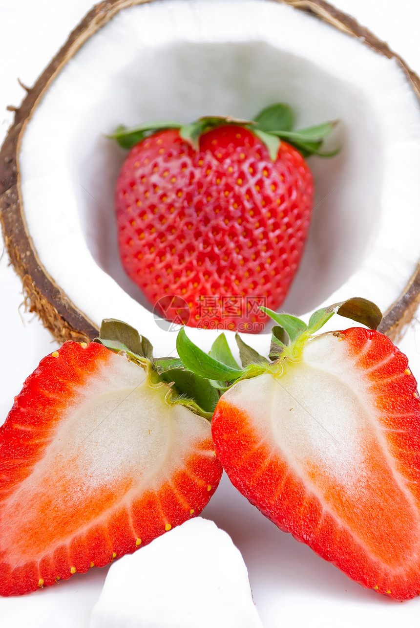 草莓和椰子圆形浆果养分水果营养白色小吃食物宏观甜点图片