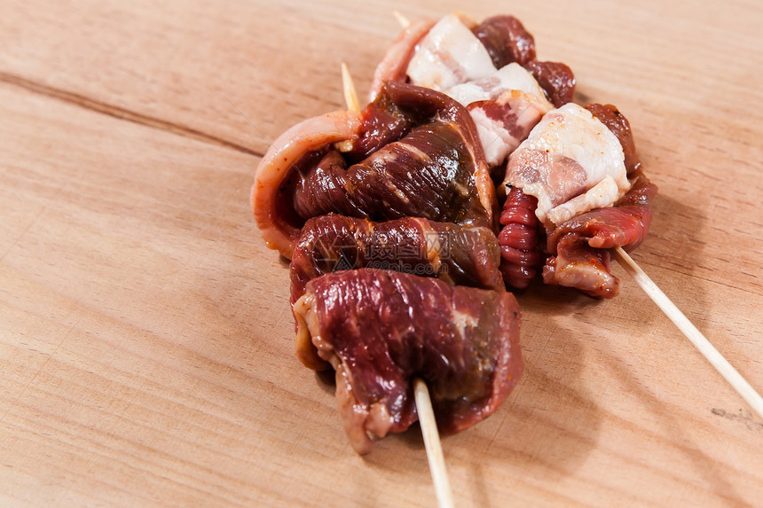 肉卷和棍上培根牛扒食物生物鱼片烧烤饮食肌肉红色牛肉厨房图片