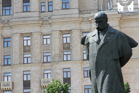 塔拉斯谢夫琴科纪念碑身体蓝色公园艺术家雕塑诗人男人历史性建筑学天空背景图片
