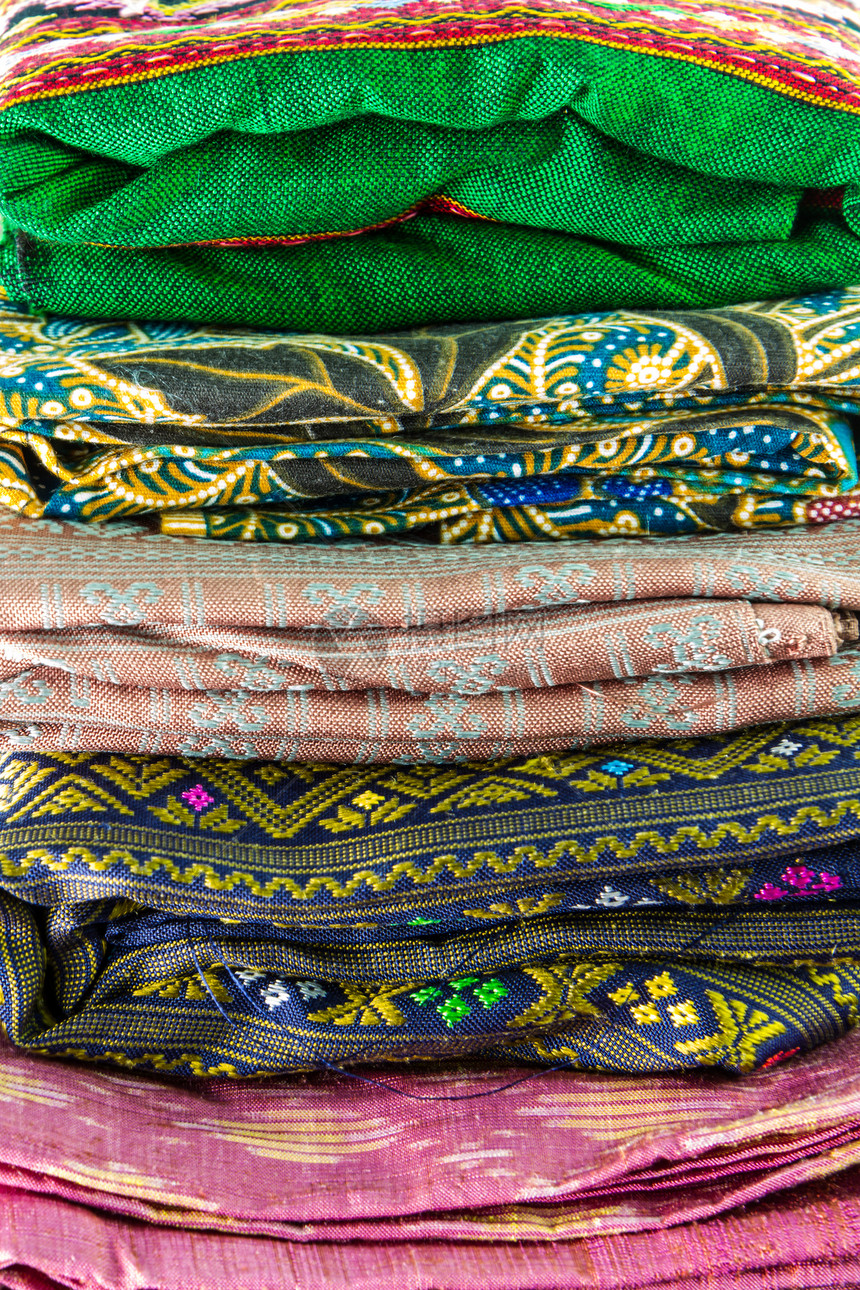 盛满多彩色泰式丝绸的堆叠图片
