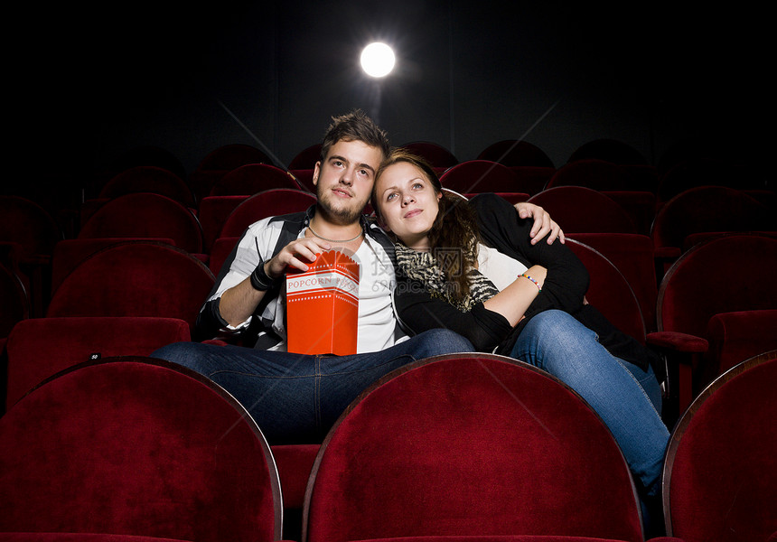 电影院的年轻夫妇女性愚昧爆米花男士快乐乐趣观众夜生活夫妻观众席图片