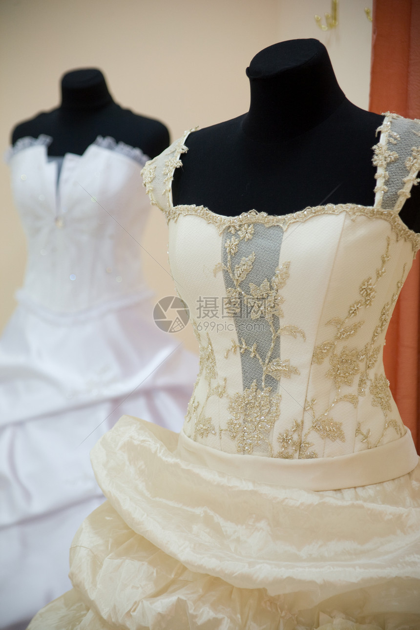 化妆品上的婚纱服装展示女孩婚礼庆典纺织品城市收藏模特礼服图片