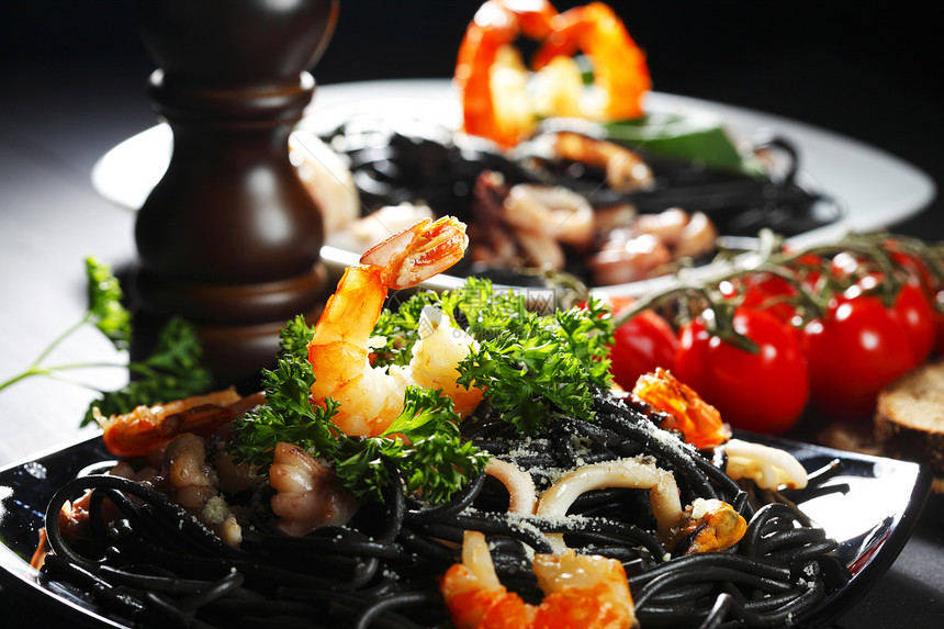 黑意面加海鲜美食面条胡椒沙拉蔬菜乌贼叶子脚轮午餐贝类图片
