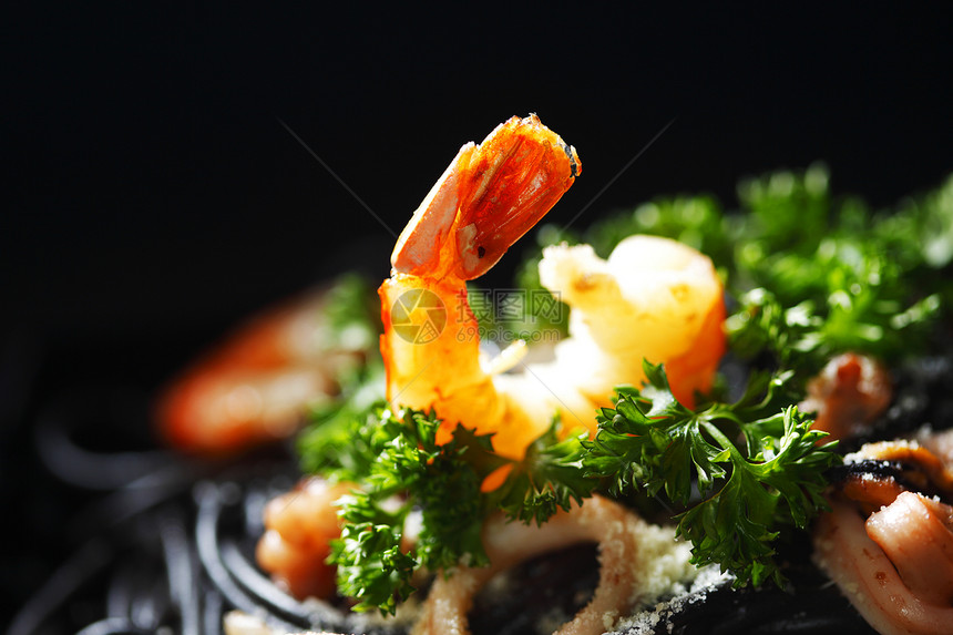 黑意面加海鲜美食香料午餐沙拉墨水乌贼香菜蔬菜面条餐厅图片