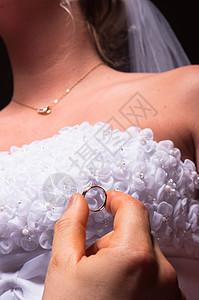 新郎向新娘求婚庆典仪式宝石戒指手指钻石珠宝婚礼背景图片