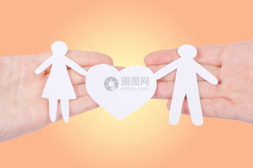 纸子家庭与一个大胡桃密室手握在一起 孤立在白色上母亲孩子雕刻夫妻童年女儿男人父亲剪刀学校图片