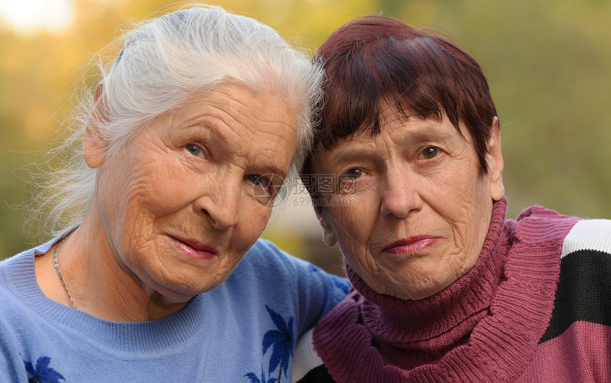 两个年老姐妹生活面孔女性友谊公园兄弟姐妹智慧压痛家庭幸福图片