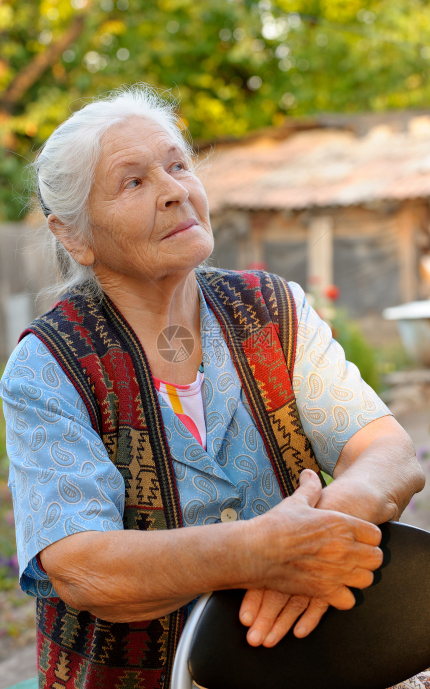 老年妇女的纵向特征生活女性阳光女士成人皱纹长老情感头发退休图片