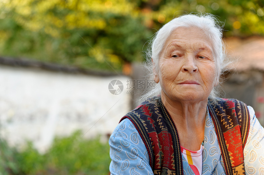 老年妇女的纵向特征成人情感阳光长老福利灰色生活女性女士退休图片