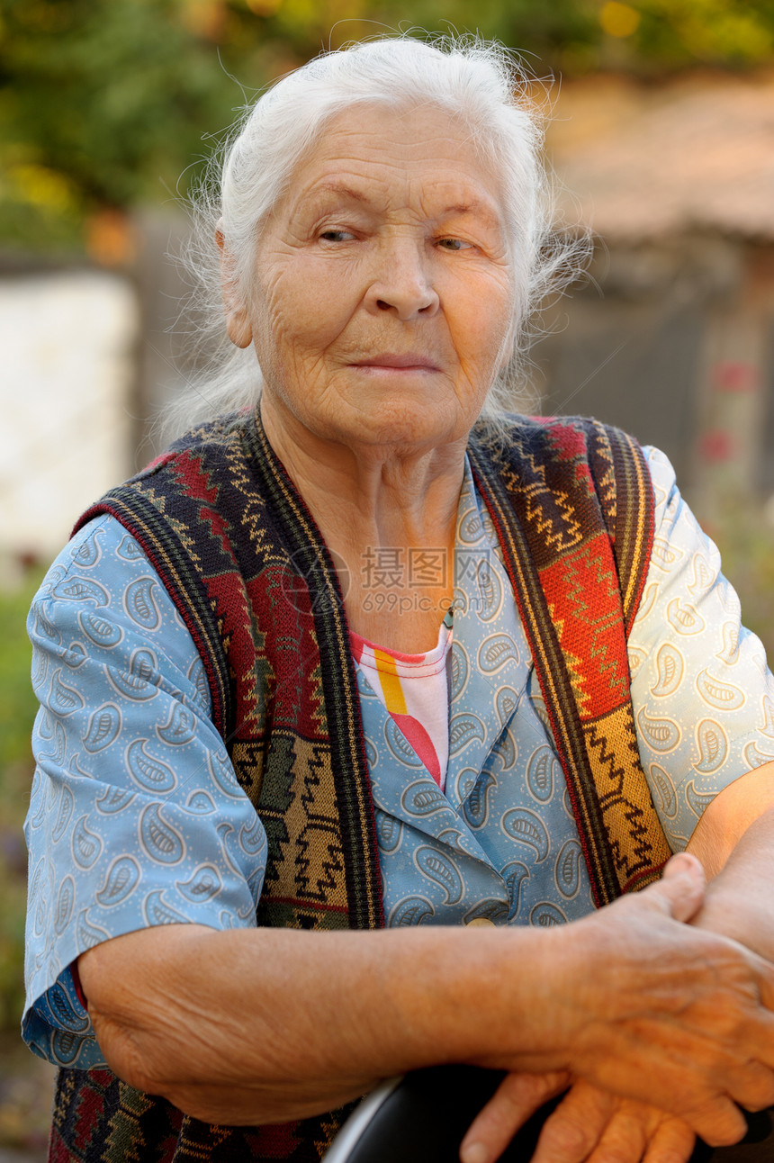 老年妇女的纵向特征福利头发成人生活灰色皱纹白色阳光退休女性图片