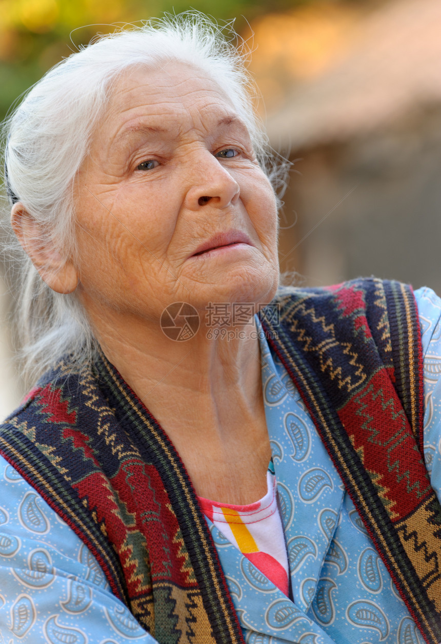 老年妇女的纵向特征白色福利成人女士女性阳光皱纹生活长老灰色图片