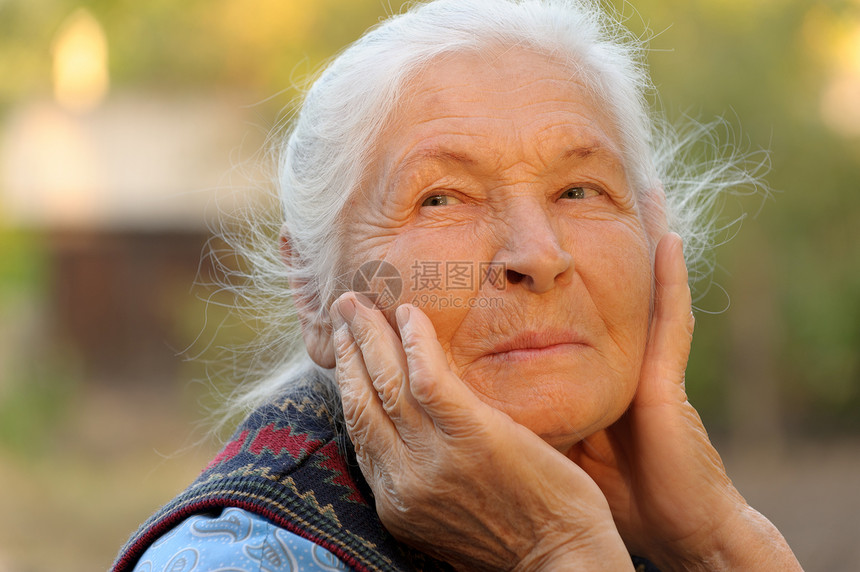 老年妇女的纵向特征女士白色情感女性长老退休成人皱纹灰色阳光图片