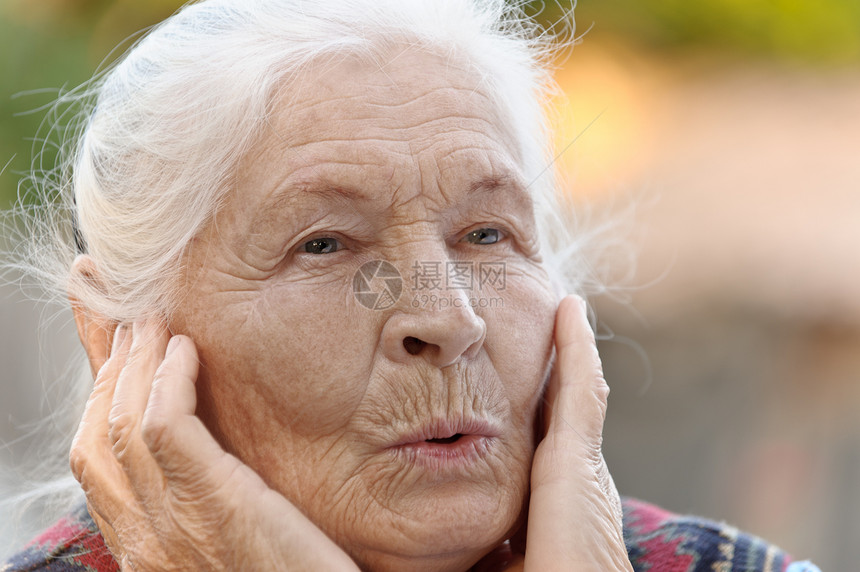 老年妇女的纵向特征长老阳光女士生活退休女性成人灰色皱纹头发图片