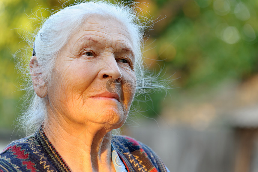 老年妇女的纵向特征女性长老灰色阳光白色生活皱纹退休女士情感图片