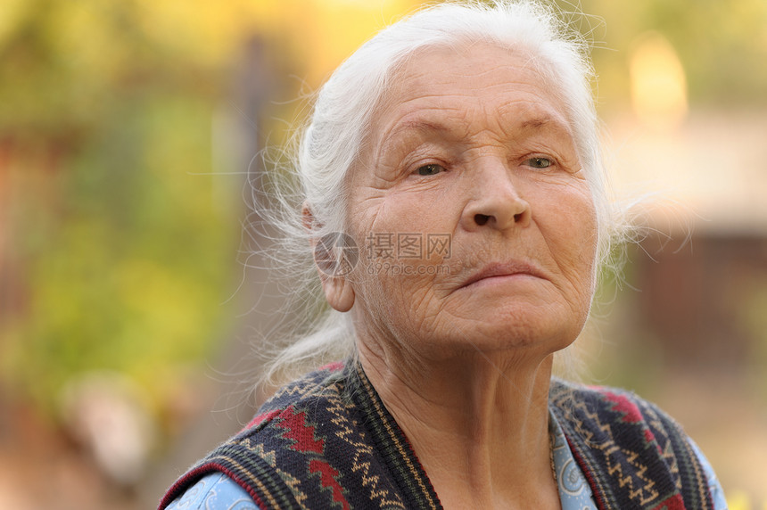 老年妇女的纵向特征皱纹阳光女士长老情感退休成人灰色头发白色图片