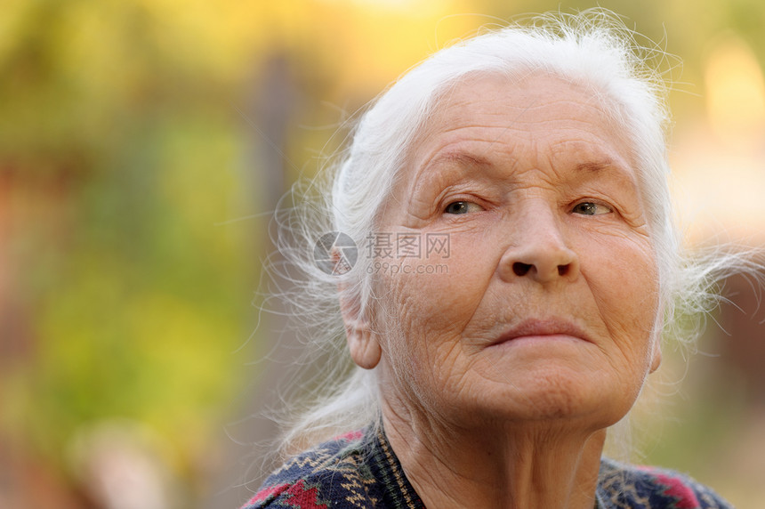 老年妇女的纵向特征退休成人女性灰色情感阳光女士生活白色皱纹图片