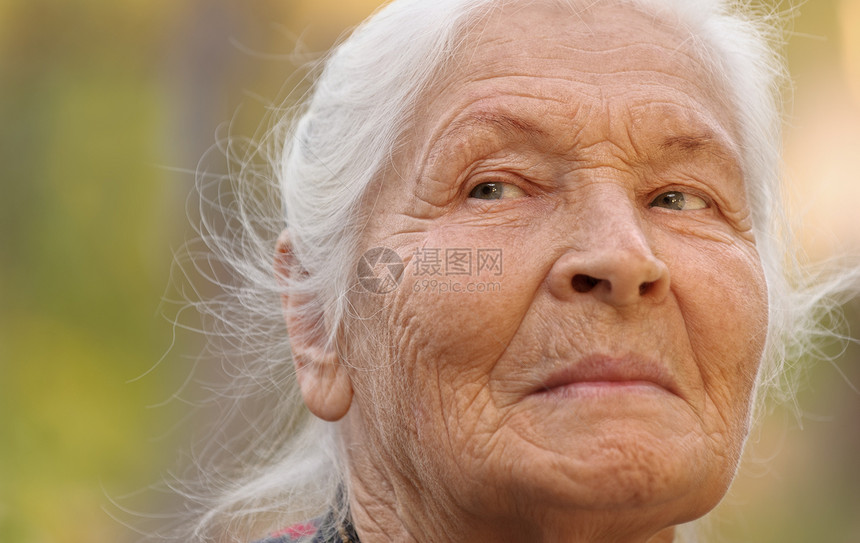 老年妇女的纵向特征白色退休长老女士生活皱纹灰色情感阳光女性图片