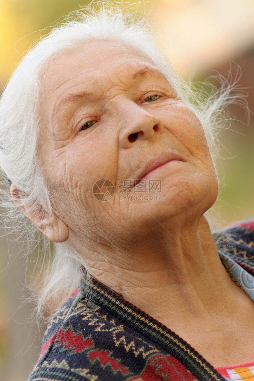 老年妇女的纵向特征皱纹阳光退休头发女性福利长老成人情感灰色图片