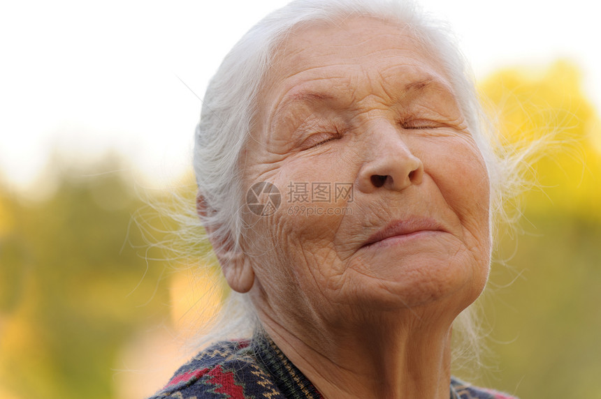 闭着眼睛的年长妇女女性退休情感生活皱纹老年阳光福利长老微笑图片