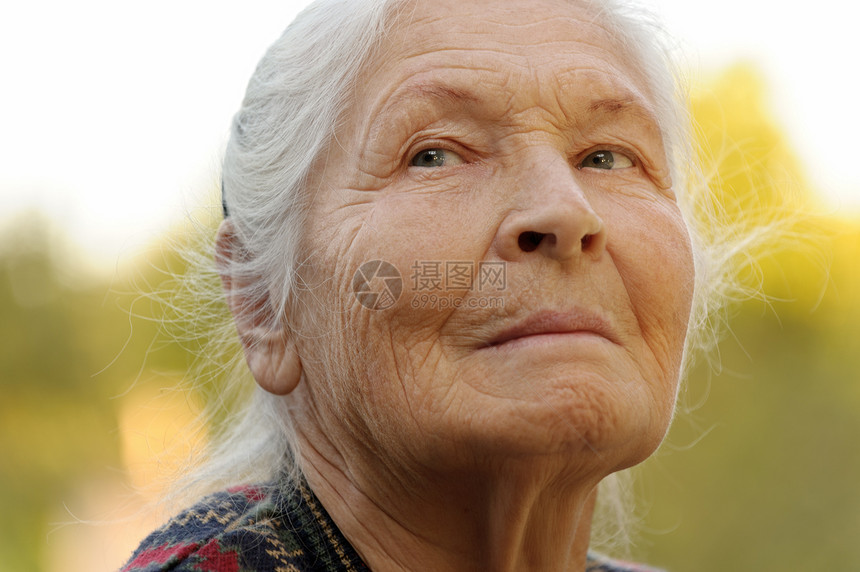 老年妇女的纵向特征阳光福利生活情感白色女性皱纹女士长老灰色图片