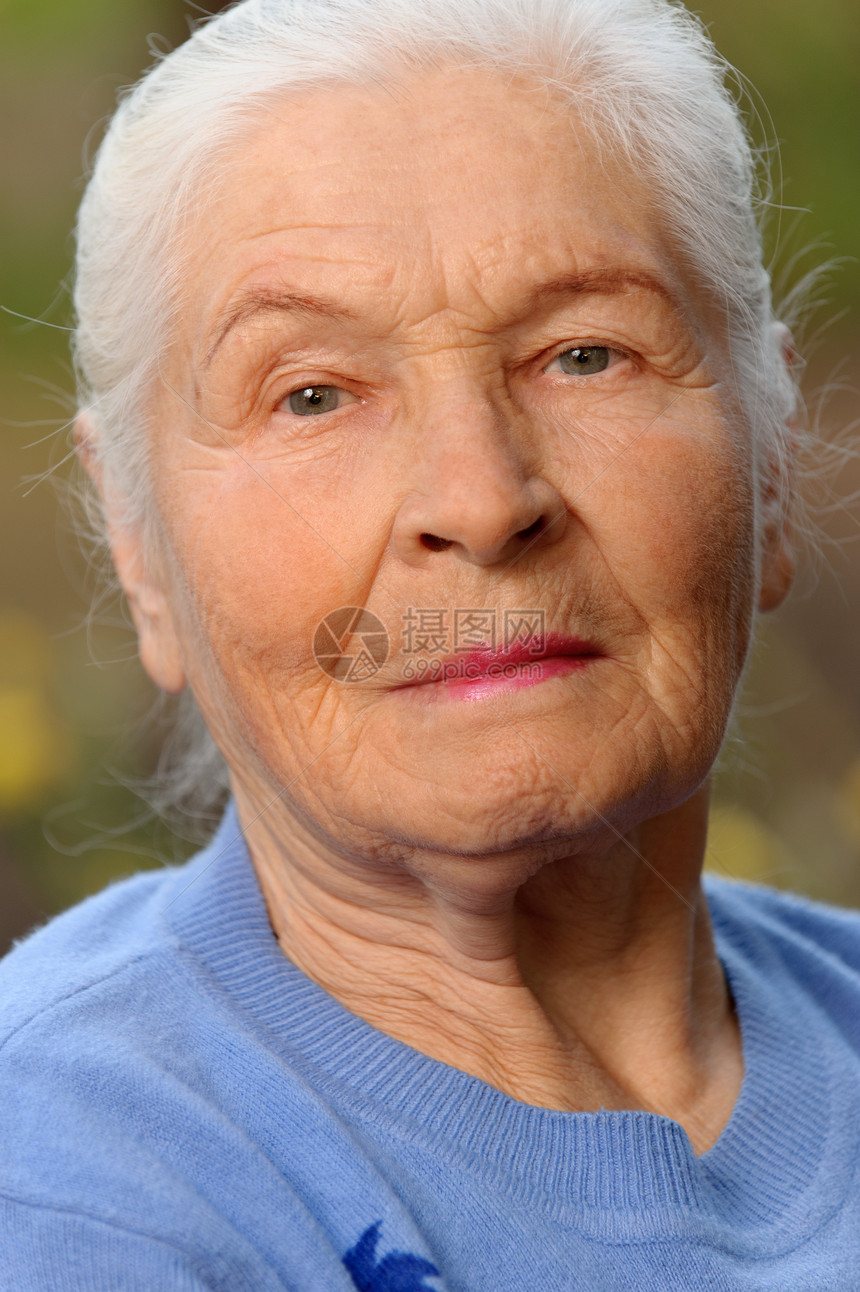 老年妇女的纵向特征阳光皱纹生活福利头发长老白色女士退休灰色图片