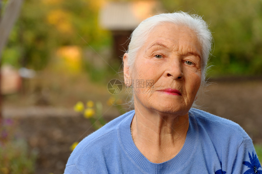 老年妇女的纵向特征长老生活阳光白色情感女性女士头发灰色福利图片