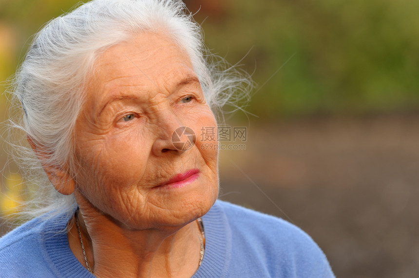 老年妇女的纵向特征白色成人灰色情感生活皱纹福利退休阳光女士图片