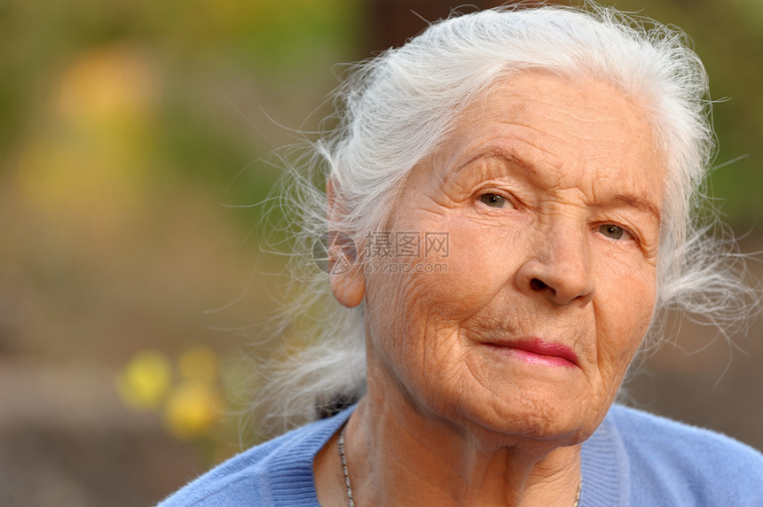 老年妇女的纵向特征灰色福利情感成人女性退休白色长老阳光生活图片