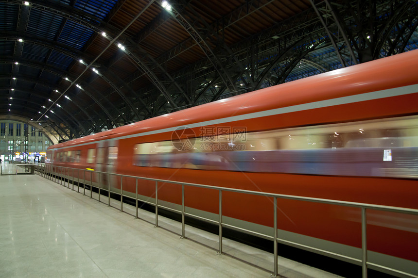 火车出发大厅运输列车通勤者轨道水平平台旅客铁路摄影图片