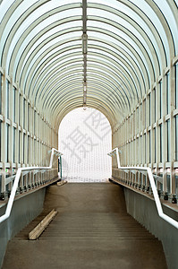 隧道领头到光线下楼梯高清图片素材