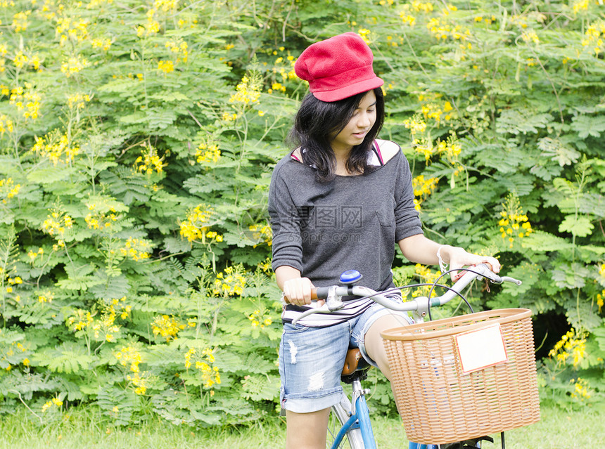 骑自行车在公园里的女人图片