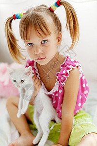 有小猫咪的孩子喜悦女儿快乐寂寞友谊眼睛沉思女孩孤独宠物背景图片