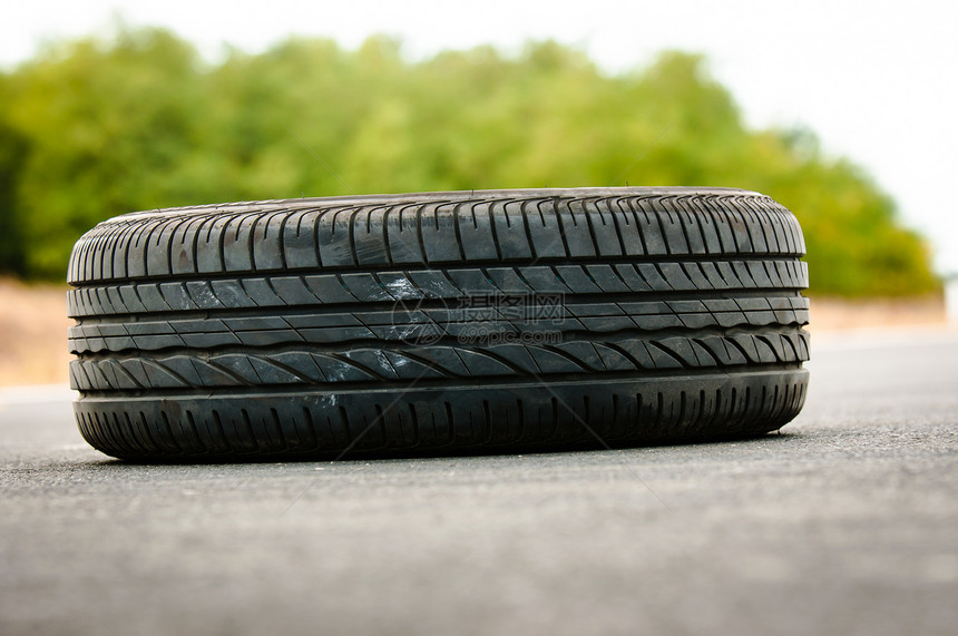 绿色背景的废弃汽车轮胎在路上停放黑色灰色橡皮车轮摄影维修运动旅行圆形轮缘图片