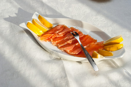 鲑鱼子饭饭桌上的生鲑鱼牛扒盘子海鲜用餐美食桌子红色黄色午餐橙子背景