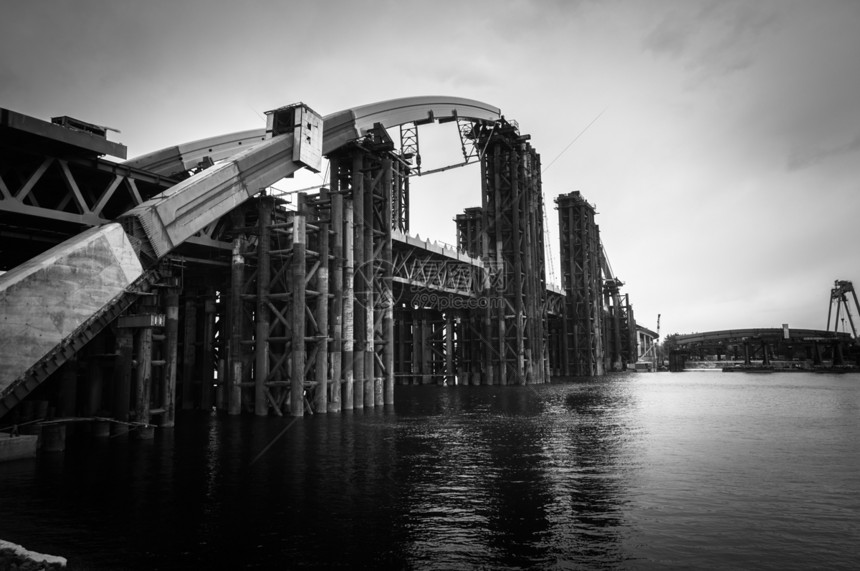 河上一座老桥建筑学旅行正方形乡村海洋历史性金属石头运输场景图片