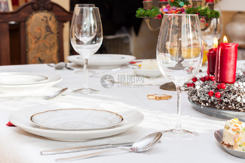 设置圣诞节桌盘子午餐用餐餐厅奢华桌布环境桌子蜡烛餐巾图片