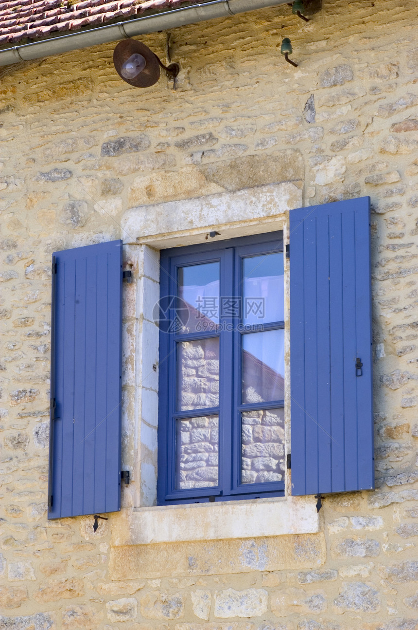 带有蓝色百叶窗的窗口框架住宅石头房子木头建筑学农村财产玻璃乡村图片
