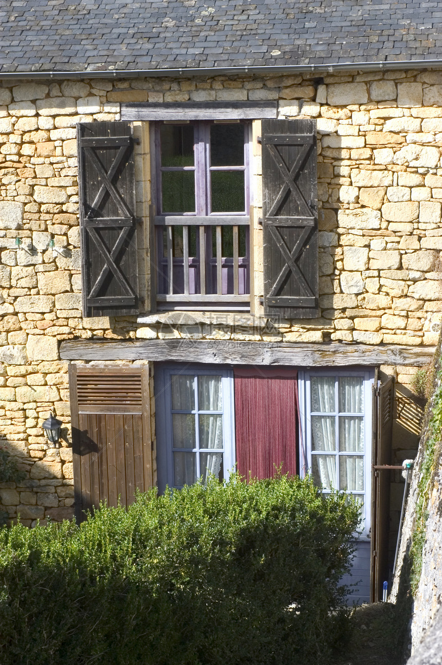 带有蓝色百叶窗的窗口玻璃住宅建筑学房子框架乡村石头农村财产木头图片