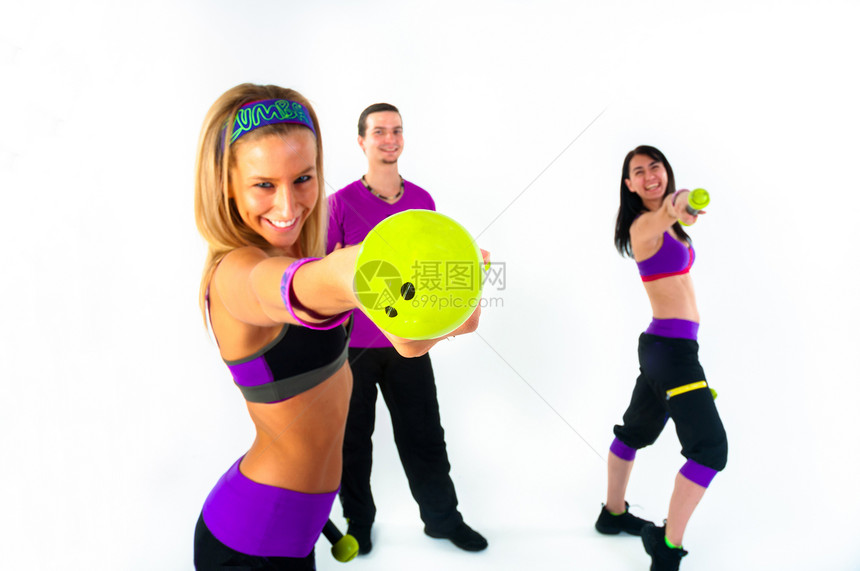 一组年轻人培训小组的青年培训男性微笑重量蓝色肌肉健身房喜悦幸福女士训练图片