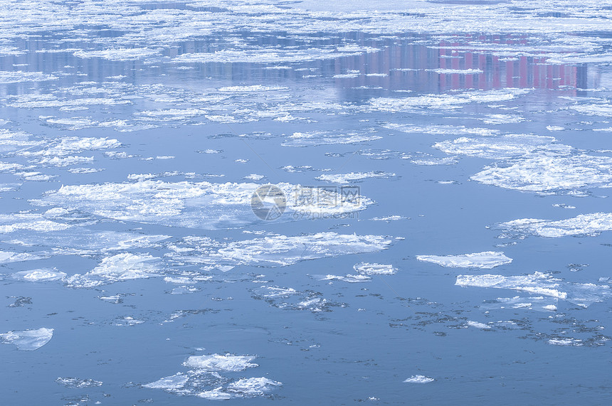 冰冷的冰冰在水面上液体蓝色季节寒冷痕迹水晶天气冻结冰川图片