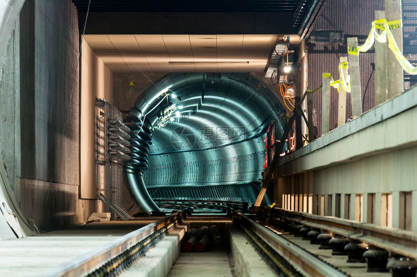 地下有大隧道的地下设施工业金属铁路技术运输蓝色管道管子图片