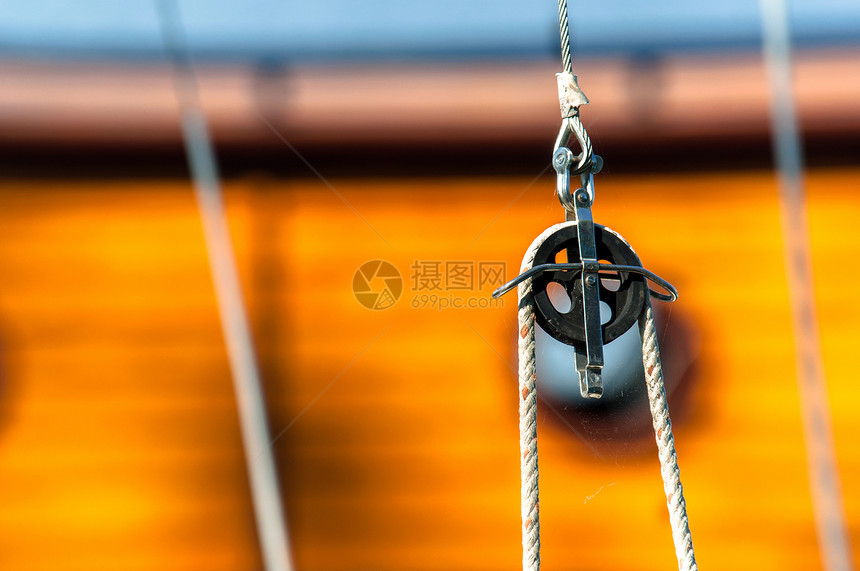 在帆船上挂绳子的Winch曲柄运动游艇旅行绳索巡航金属索具海洋娱乐图片