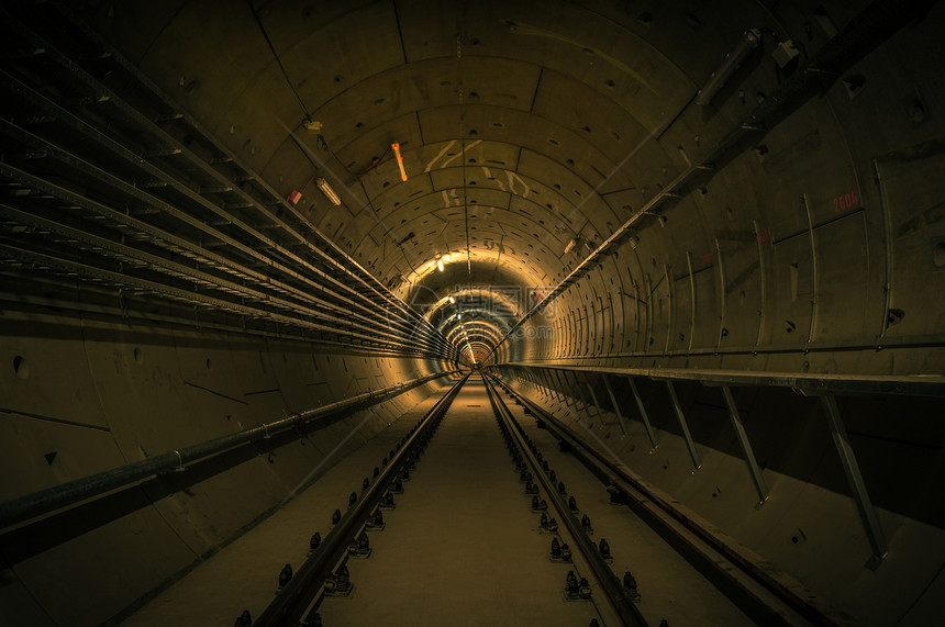 地下有大隧道的地下设施金属管道技术铁路运输金库管子工业黄色图片