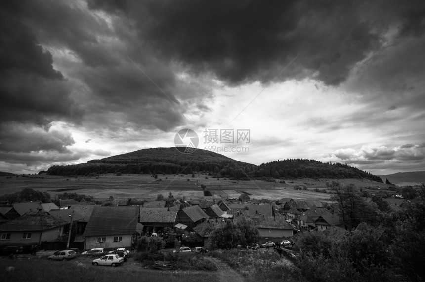 一个小村庄的角照森林土地绿色房屋房子乡村旅游爬坡多云图片
