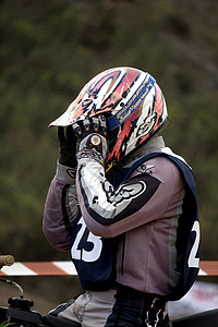 摩托车驾驶员男性姿势摩托骑士键词运动检查冒险赛车手越野背景图片