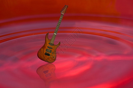 红水上的吉他背景图片