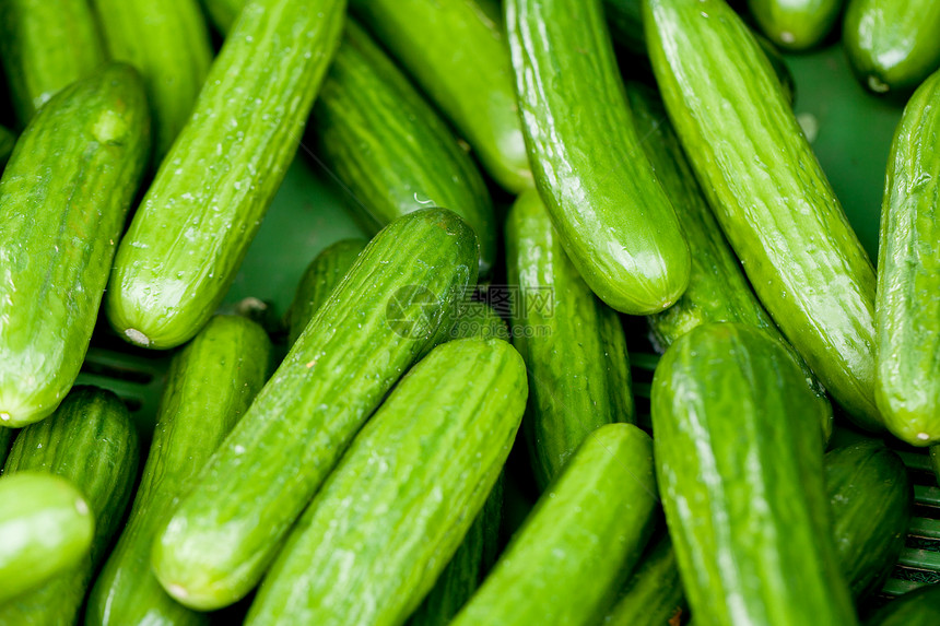 市场宏观上的新绿黄瓜收藏农民养分蔬菜食物购物植物农场沙拉篮子图片