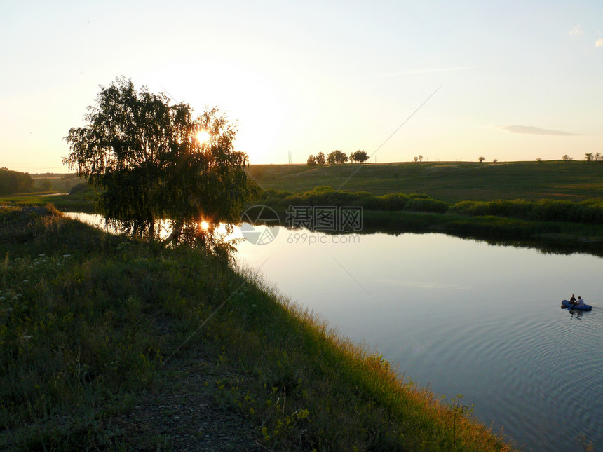 乌维尔卡河切利亚宾斯克地区晚间太阳橙子反射爬坡阳光国家池塘植物荒野天空图片