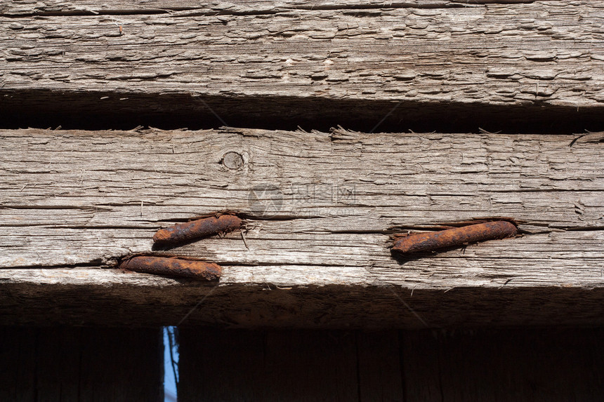 木柴中生锈的铁钉锤子粒状风化水平线条指甲建筑碎片木材粮食图片