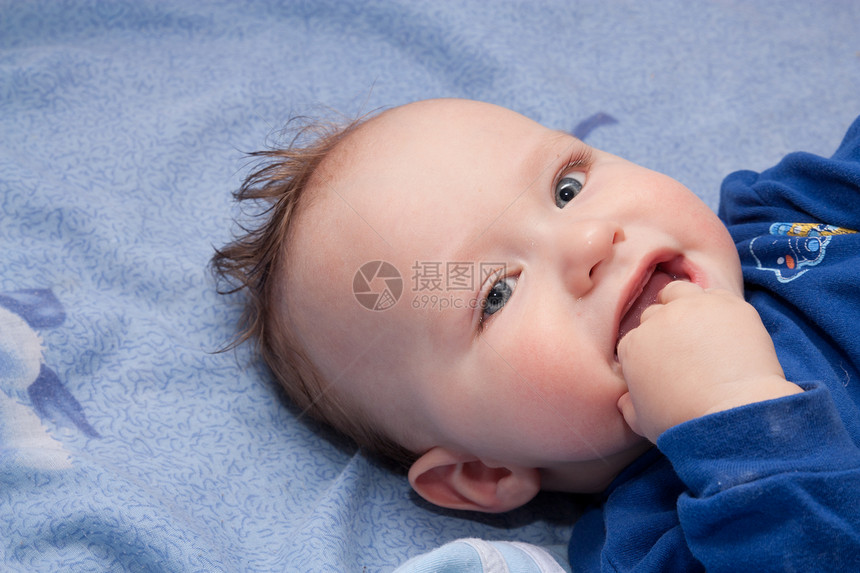 可爱笑笑小男孩的近视肖像孩子白色笑脸毛巾幸福儿童婴儿喜悦蓝色男性图片